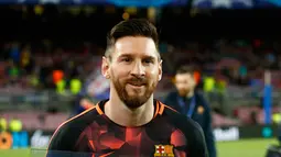 Striker Barcelona Lionel Messi saat merayakan golnya ke-100 di Liga Champions di Stadion Camp Nou di Barcelona (4/4). Messi berhasil mencetak gol ke-100 di Liga Champions saat melawan Chelsea di leg ke-2 16 besar. (AP Photo/ Manu Fernandez)