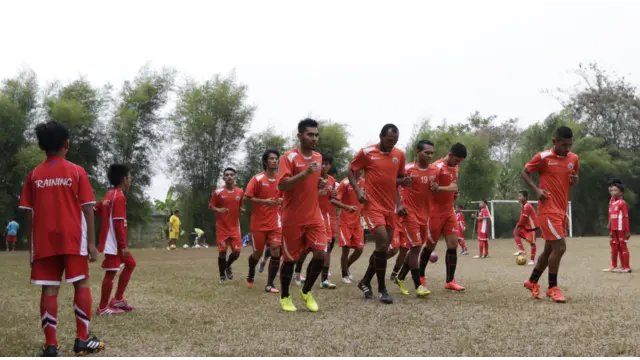 Persija Jakarta menggelar latihan perdana jelang turnamen Piala Jenderal Sudirman di POR Pelita, Depok, Jawa Barat pada Jum'at (30/10/2015). Mereka berbagi lapangan karena kesamaan jadwal dengan latihan anak-anak SSB.