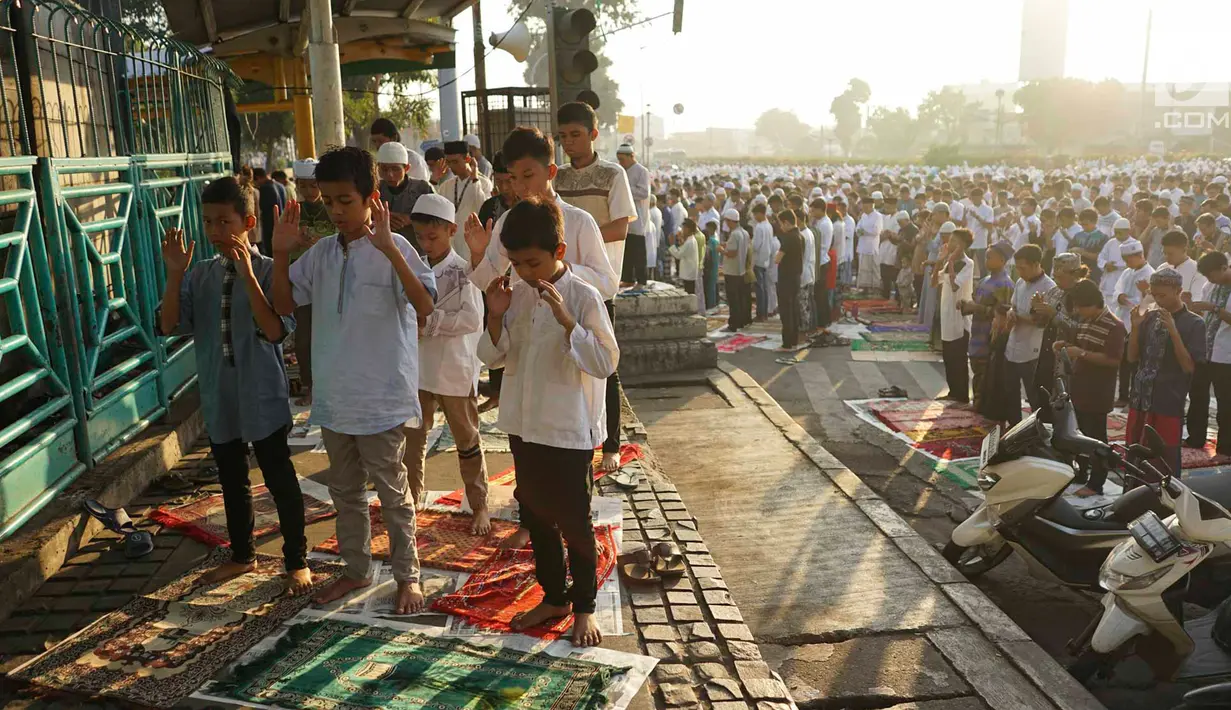 Warga melaksanakan salat Id di kawasan persimpangan Pasar Senen, Jakarta, Rabu (5/6/2019). Hari Raya Idul Fitri 1440 H dirayakan berbagai umat Muslim di seluruh Indonesia dan dunia. (Liputan6.com/Immanuel Antonius)