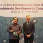 Menteri PPN/Kepala Bappenas Bambang Brodjonegoro dan Duta Besar Uni Eropa untuk Indonesia Vincent Guérend dalam serah terima EU-Indonesia Blue Book 2018 (24/5) (sumber: Kantor Delegasi UE di Indonesia)