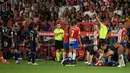 Wasit Juan Luis Pulido Santana memberikan kartu merah kepada bek Real Madrid, Nacho (kedua kiri) setelah melakukan pelanggaran keras terhadap striker Girona, Portu (bawah) pada laga pekan ke-8 Liga Spanyol 2023/2024 di Montilivi Stadium, Girona, Spanyol, Sabtu (30/9/2023) malam WIB. (AFP/Josep Lago)