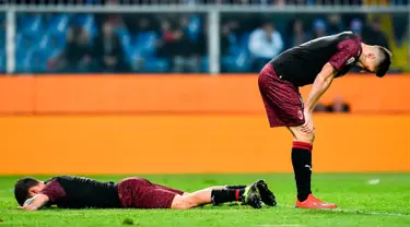 Pemain AC Milan, Davide Calabria (kiri) dan Krzysztof Piatek tertunduk saat menghadapi Sampdoria dalam Serie A di Stadio Comunale Luigi Ferraris, Genoa, Italia, Sabtu (30/3). AC Milan kalah 0-1. (Simone Arveda/ANSA via AP)