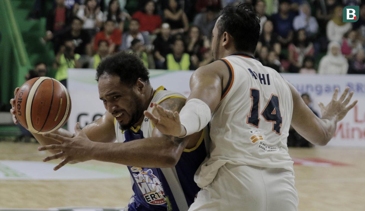 Pebasket Pelita Jaya, Adhi Prasetyo, menghadang pebasket Satria Muda, Lowhorn, pada game kedua final IBL 2018 di Gor Soemantri Brojonegoro, Jakarta, Sabtu (21/4/2018). Pelita Jaya menang 94-78 atas Satria Muda. (Bola.com/M Iqbal Ichsan)