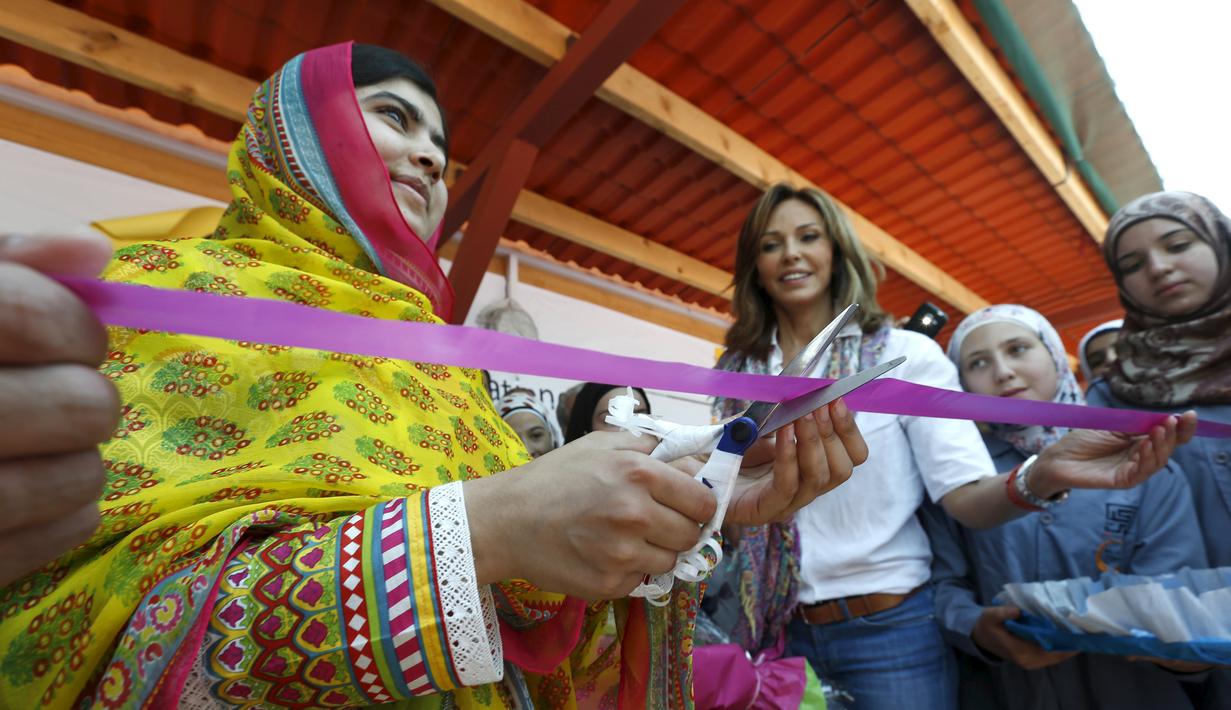 Malala Yousafzai, pemenang Nobel Perdamaian termuda, merayakan ulang tahunnya yang ke-18 dengan membuka sekolah bagi anak-anak perempuan pengungsi Suriah di Lebanon, 12 Juli 2015. (REUTERS/Jamal Saidi)