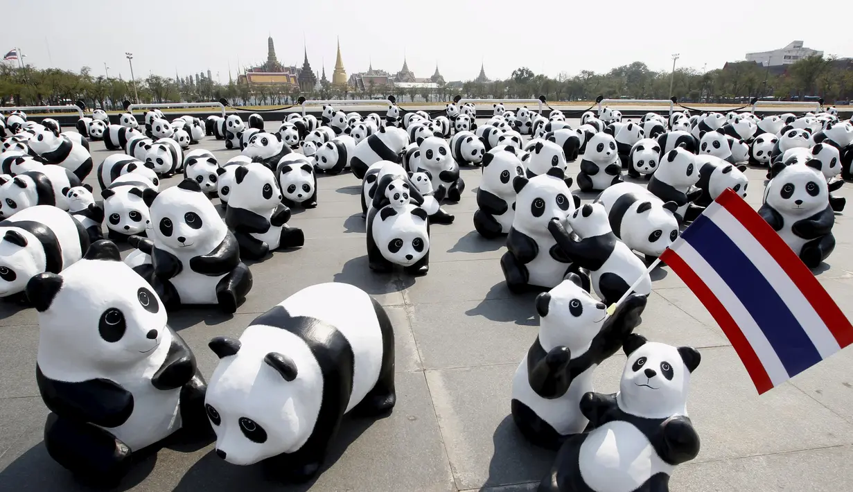 Sejumlah patung Panda berjejer di depan Grand Palace, Bangkok , Thailand , 4 Maret 2016. Patung Panda ini merupakan pameran yang dibuat oleh seniman Perancis Paulo Grangeon. (REUTERS / Chaiwat Subprasom)