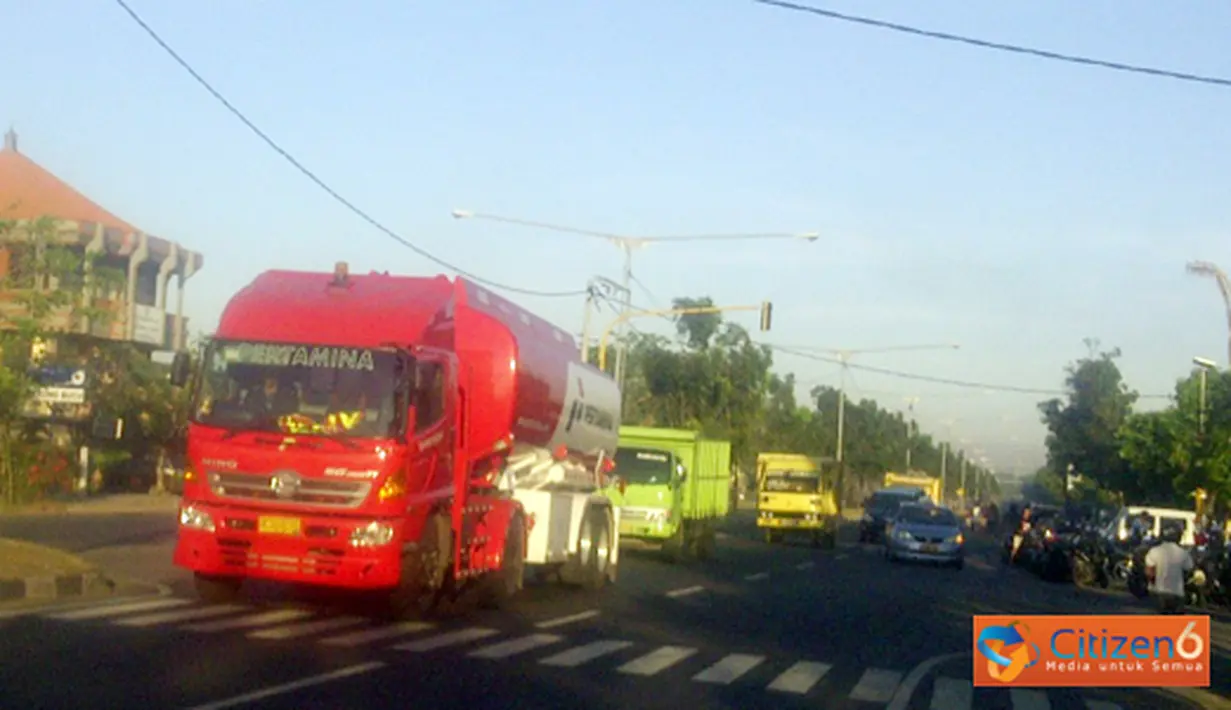 Citizen6, Bali: Salah satu Traffic Light di perempatan Pasar Kertalangu, jalan Prof Ida Bagus Mantra, Bali, sudah tidak berfungsi. Akibatnya banyak kendaraan yang seenaknya melintas. (Pengirim: Yusuf M)