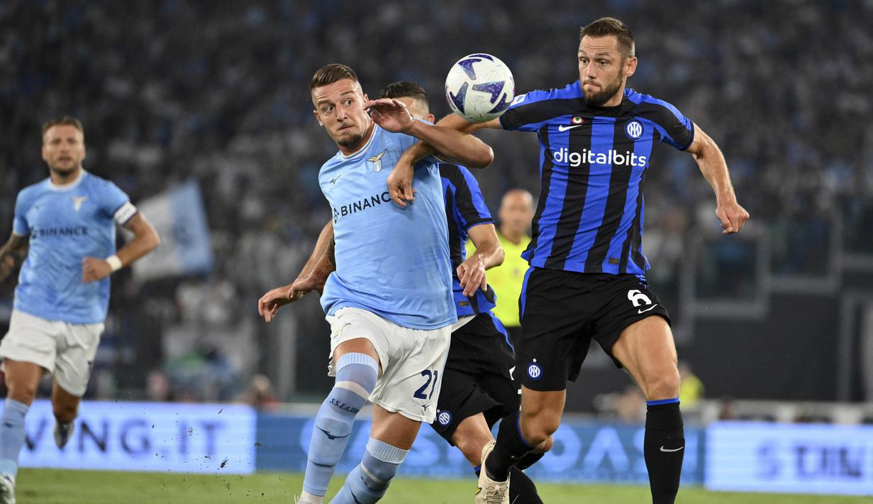 Gelandang Lazio, Sergej Milinkovic-Savic berebut bola dengan bek Inter Milan Stefan De Vrij pada pekan ketiga Serie A 2022/2023 di Stadio Olimpico, Roma, Sabtu (27/8/2022) dini hari WIB. Lazio mampu memberikan kekalahan perdana untuk Inter Milan usai menang 3-1. (Alfredo Falcone/LaPresse via AP)