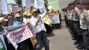Ratusan karyawan Merpati saat menggelar aksi unjuk rasa di depan Gedung DPR, Jakarta, (16/8/14). (Liputan6.com/Miftahul Hayat)