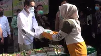 Menteri Perdagangan (Mendag) Agus Suparmanto meninjau operasi pasar gula pasir di Pasar Bogor, Kota Bogor. Liputan6.com/Sudarno