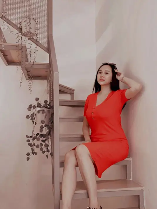 Meskipun susah  menjelaskan, namun salah satu perubahan yang dirasakan Aura adalah tentang penampilan. Sebelumnya, ia lebih senang berbusana hitam namun kini mulai menyukai dengan motif bunga-bunga. (Instagram/aurakasih)