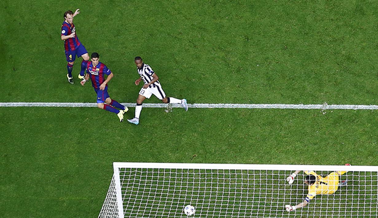 Luis Suarez mencetak gol kedua bagi Barcelona. (REUTERS/Michael Dalder)