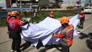 Tim penyelamat memasang tenda saat bersiap untuk operasi pencarian korban gempa bumi di General Santos, Filipina, Selasa 9 Juni 2026. (AP Photo/Basilio Sepe)