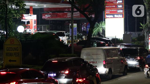 FOTO: Antrean Kendaraan Jelang Kenaikan Harga Pertamax