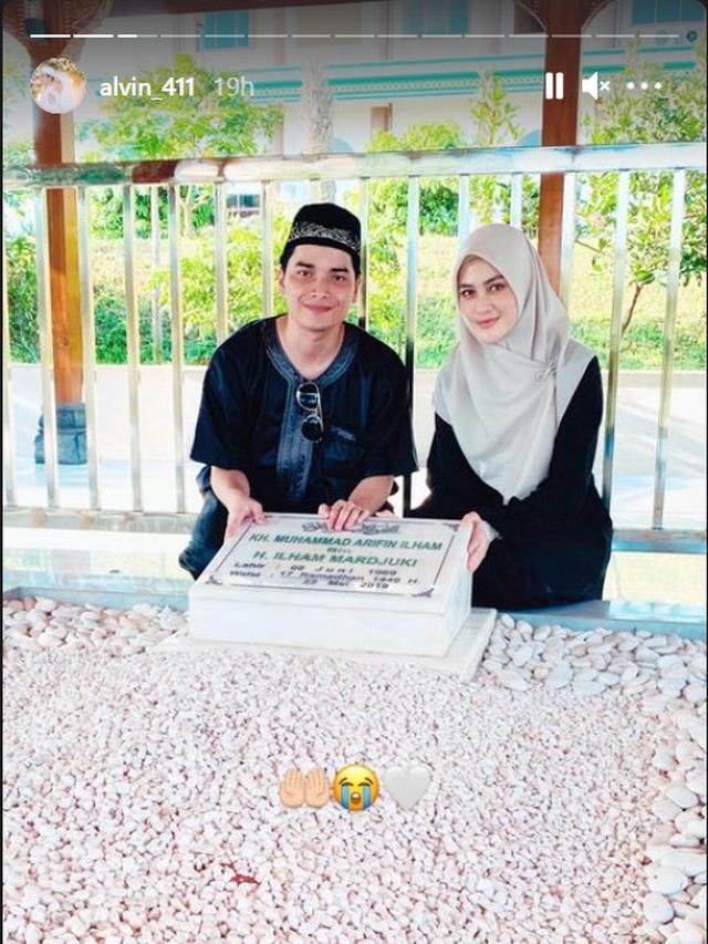 6 Potret Alvin Faiz dan Henny Rahman Usai Menikah, Ziarah ke Makam Ustaz Arifin Ilham