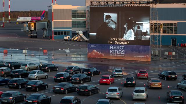 Bandara Lithuania Disulap Jadi Bioskop Drive-in