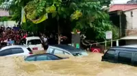 Beredar video mobil terseret banjir di Sampang, Jawa Timur di layanan percakapan (Foto: Dok Istimewa)