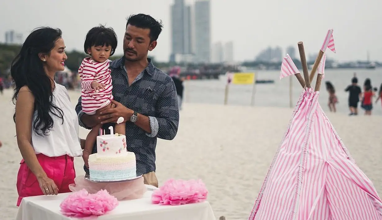 Awan kebahagiaan kini meliputi keluarga kecil Rio Dewanto dan Atiqah Hasiholan. Pasalanya buah hati mereka, Salma merayakan ulang tahun yang pertama pada 23 Juni lalu. (Foto: instagram.com/atiqahhasiholan)