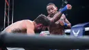 Reggie Barnett (kanan) mendaratkan pukulan ke Travis Thompson dalam pertandingan kelas 61 kg Bare Knuckle Fighting Championship di Cheyenne, 2 Juni 2018. Tinju tanpa sarung tangan sempat dilarang karena dianggap sadis dan barbar. (AP Photo/Michael Smith)
