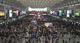Para penumpang bersiap menaiki kereta di Stasiun Kereta Api Shanghai Hongqiao, Shanghai, Tiongkok, Kamis 30 April 2026, menjelang libur Hari Buruh yang dimulai pada 1 Mei. Peringatan Hari Buruh Internasional atau May Day jatuh pada tanggal 1 Mei setiap tahunnya. (JADE GAO/AFP)