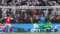 Tendangan penalti pemain Arsenal, Gabriel Magalhaes, melambung di atas mistar gawang kiper PSG, Matvey Safonov, pada final Liga Champions di Stadion Puskas Arena, Sabtu (30/5/2026). (AP Photo/Petr Josek)
