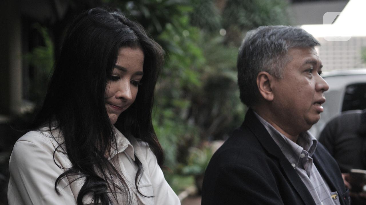 Senyum Lepas Siwi Widi Usai Diperiksa Polisi