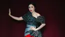 Febby Rastanty kembali hiasi layar lebar dengan membintangi film Seni Memahami Kekasih. Ia pun tampil dengan gaya glamor tapi playful di gala premiere. [@febbyrastanty]