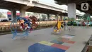Anak-anak bermain di Taman Interaksi, kolong Tol Becakayu, kawasan Cipinang Melayu, Jakarta, Selasa (31/10/2023). Taman Interaksi dibuat sebagai tempat bermain anak-anak dan mengurangi parkir liar serta sampah. (Liputan6.com/Herman Zakharia)