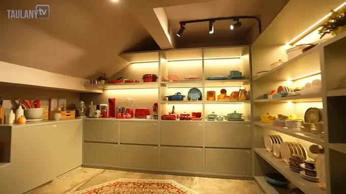 Tempat penyimpanan alat masak dan alat makan Tompi. [Foto: YouTube/TaulanyTV]
