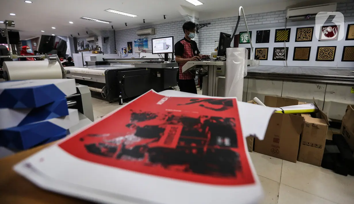 Cetakan digital printing PT Bintang Sempurna di kawasan Benhil, Jakarta Pusat, Rabu (24/2/2021). Setidaknya omset yang dihasilkan digital printing ini tidak sebesar seblum pandemi berlangsung. (Liputan6.com/Johan Tallo)