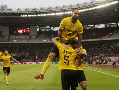 Pemain Ceres-Negros merayakan gol yang dicetak oleh Mike Rigoberto ke gawang Persija Jakarta pada laga Piala AFC di SUGBK, Jakarta, Selasa (23/4). Persija takluk 2-3 dari Ceres-Negros. (Bola.com/Peksi Cahyo)