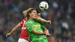 Striker Bayern Munchen, Robert Lewandowski, berduel dengan pemain Borussia Monchengladbach, Jannik Vestergaard, dalam laga pekan ke-8 Bundesliga 2016-2017, Sabtu (23/10/2016). (AFP/Christof Stache)