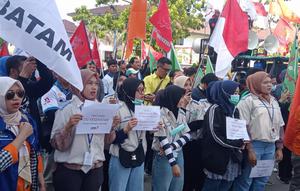 Para buruh di Batam turun ke jalan menuntut pencabutan UU Cipta Kerja. Foto: liputan6.com/ajang nurdin&nbsp;