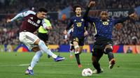 Bek Brasil Lille #04, Alexsandro (kanan), memblokir tembakan dari bek Inggris Aston Villa #19 Jadon Sancho selama pertandingan leg kedua babak 16 besar Liga Europa UEFA antara Aston Villa dan Lille LOSC di Villa Park di Birmingham, Inggris tengah pada 19 Maret 2026. (Darren Staples/AFP)