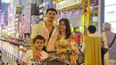 Jessica Iskandar bersama suami dan dua anaknya sedang menikmati liburan di Jepang. Momen liburan tersebut diunggah di akun instagramnya. Berikut beberapa potret liburan merayakan nilai El Barack yang A semua. [Instagram/inijedar]