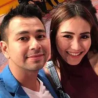 Raffi Ahmad dan Ayu Ting Ting kembali jadi perbincangan warganet setelah tertangkap kamera duduk bersebelahan di dalam pesawat.
