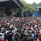 Ratusan penonton yang sebagian besar merupakan anggota komunitas Orang Indonesia (OI), kelompok penggemar Iwan Fals memadati  area Konser Situs Budaya di Panggung Kita, Depok, Sabtu (3/3). (Liputan6.com/Arya Manggala)