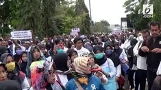 Aksi unjuk rasa digelar ribuan pegawai di Kabupaten Ciamis Jawa Barat hari Rabu (19/9). Mereka menuntut segera diangkat menjadi PNS.