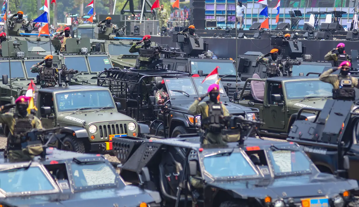 Tidak hanya itu, TNI juga memamerkan 1.047 alat utama sistem senjata (alutsista) dan demonstrasi keterampilan prajurit dari matra darat, laut, dan udara. (merdeka.com/Arie Basuki)