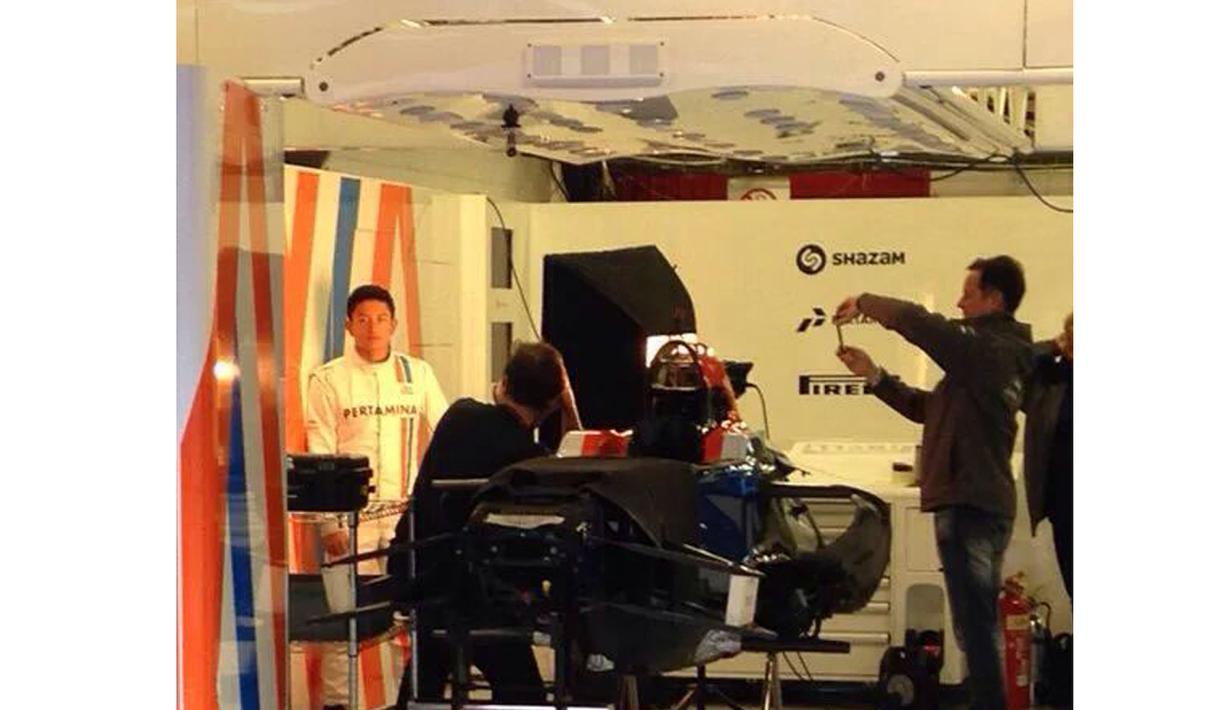 Pebalap Manor Racing, Rio Haryanto, saat melakukan sesi foto di Sirkuit Catalunya, Barcelona, Spanyol, Senin (22/2/2016). (Bola.com/Rio Haryanto Media)