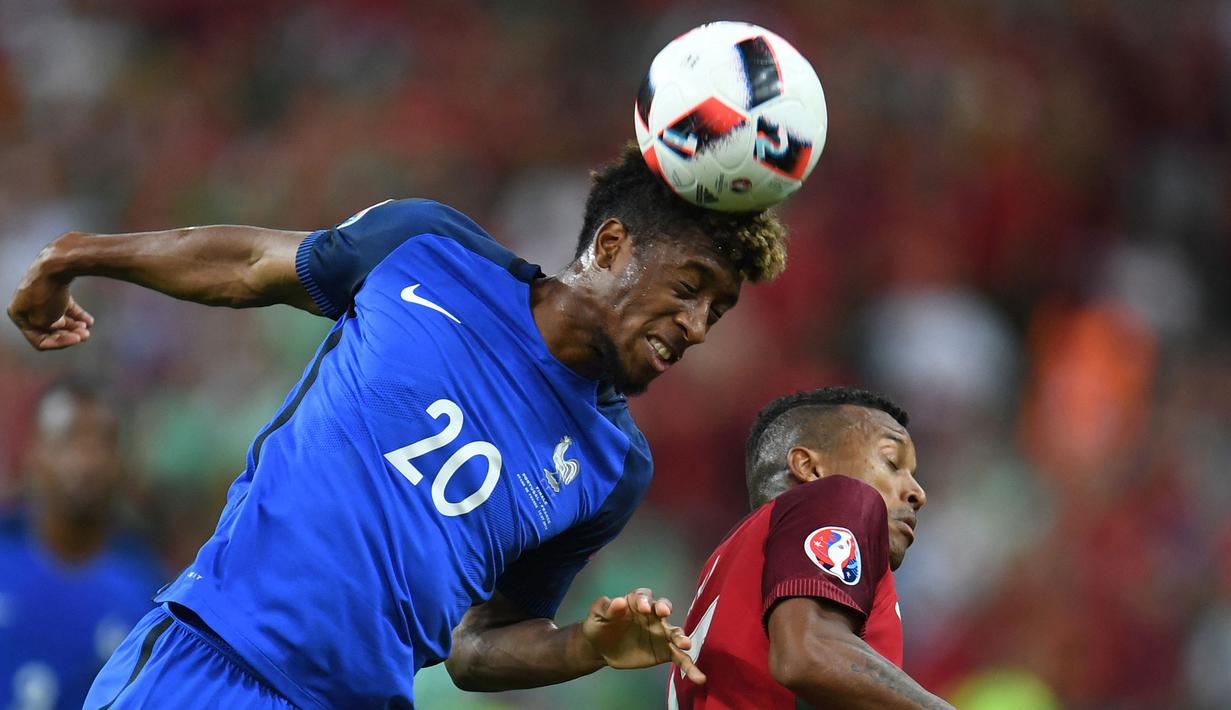 Kingsley Coman menjadi sayap andalan Deschamps di skuat Les Bleus beberapa tahun terakhir. Ia diketahui mengalami masalah pada jantungnya pada pertengahan september lalu dan harus absen untuk memperkuat Timnas Prancis pada laga Semifinal UEFA National League 2021 nanti. (AFP/Patrik Stollarz)