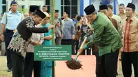 Presiden Susilo Bambang Yudhoyomo didampingi Gubernur Sulsel, Syahrul Yasin Limpo (kiri) saat menanam pohon di Gedung Celebes Convention Centre (CCC) Makassar. (ANTARA)