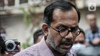 Direktur Lokataru Haris Azhar menyampaikan keterangan kepada awak media saat tiba di Polda Metro Jaya, Jakarta, Senin (21/3/2022). Haris Azhar tiba untuk memenuhi pemeriksaan sebagai tersangka bersama Koordinator KontraS, Fatia Maulidiyanti. (merdeka.com/Iqbal S. Nugroho)