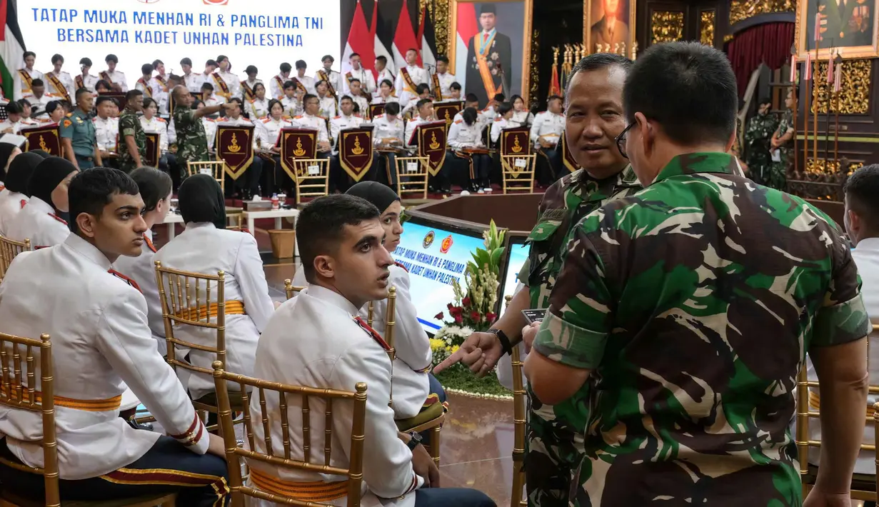 Para kadet tersebut terdiri dari 16 perempuan dan 28 laki-laki, yang berasal dari angkatan 5 dan 6. (BAY ISMOYO/AFP)
