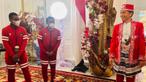 Senyum sumringah dari Presiden Republik Indonesia (RI), Joko Widodo terpancar ketika menemui Timnas Indonesia U-16 bersama pelatihnya, Bima Sakti Tukiman disela-sela perayaan HUT RI ke-77 di Istana Negara, Jakarta Pusat, Rabu (17/8/2022). (Biro Pers Sekretariat Presiden)