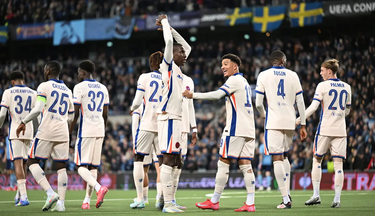 Pemain Chelsea, Nicolas Jackson melakukan selebrasi bersama rekan-rekannya setelah mencetak gol ke gawang Djurgardens dalam laga leg 1 semifinal Conference League 2024/2025 di 3Arena, Stockholm, Swedia, Kamis (01/05/2025) waktu setempat. (AFP/Jonathan Nackstrand)