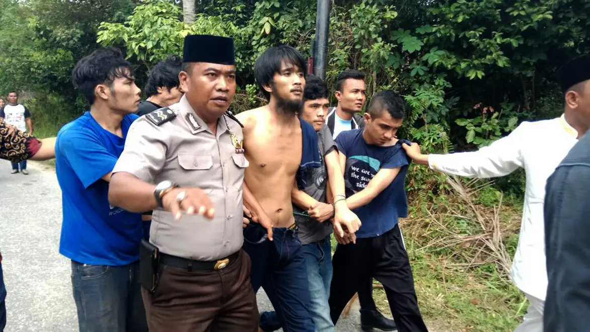 Warga turut membantu polisi menangkap sekitar 200 tahanan kabur dari Rutan Pekanbaru di Jalan Sialang Bungkuk. (Liputan6.com/M Syukur)