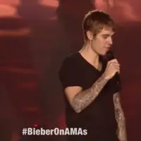 Air mata kembali berderai dari para beliebers lantaran hal yang dibuat Justin Bieber. Kali ini tidak dikecewakan, tetapi dibuat kagum oleh penampilan Justin di American Music Awards 2016 lewat video satelit. (doc.gossipcop.com)