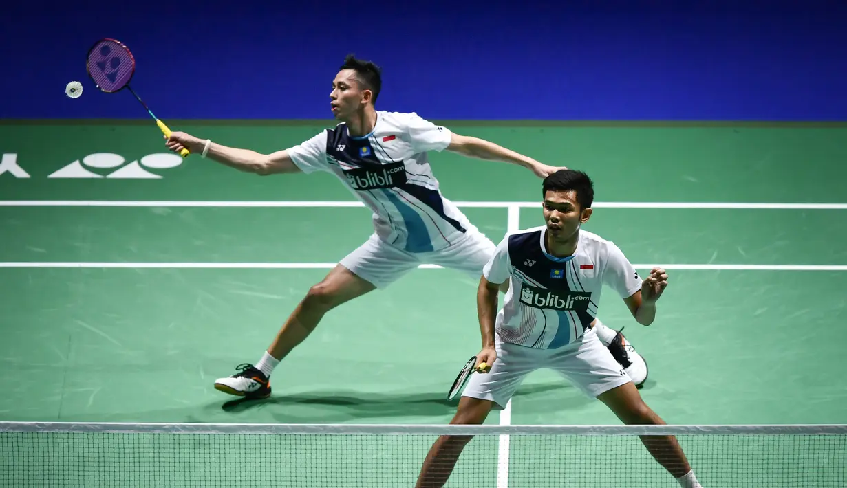 Ganda putra Indonesia Fajar Alfian (kanan) / Muhammad Rian Ardianto (kiri) saat bertanding menghadapi Hendra Setiawan / Mohammad Ahsan pada semifinal Kejuaraan Dunia Bulu Tangkis 2019 di St Jakobshalle, Basel, Swiss, Sabtu (24/8/2019). Hendra / Ahsan melaju ke final. (FABRICE COFFRINI/AFP)