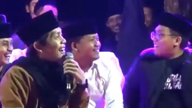 Gus Iqdam tertawa melihat tingkah Naila (Tangkap Layar YouTube Kiai Selo Bagus / Khazim Mahrur)
