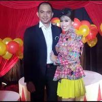 Ulang tahun Ayu Dewi saat ini, ia mendapatkan kado gelang cantik dari sang suami. Selain kehadiran suami, Ayu Dewi ingin tambah anak di usia barunya.